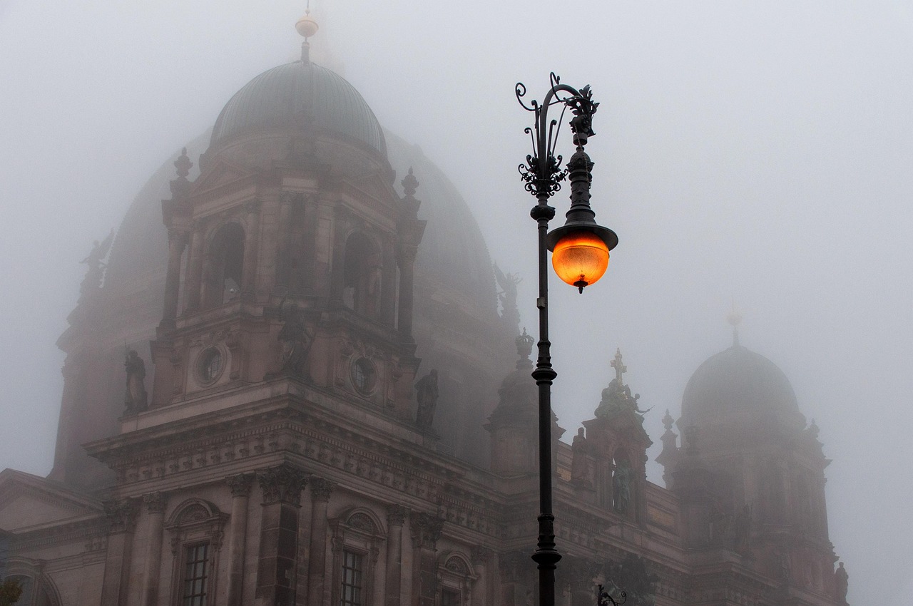 Strzeliste wieże, ostre łuki i witraże to charakterystyczne elementy architektury gotyckiej