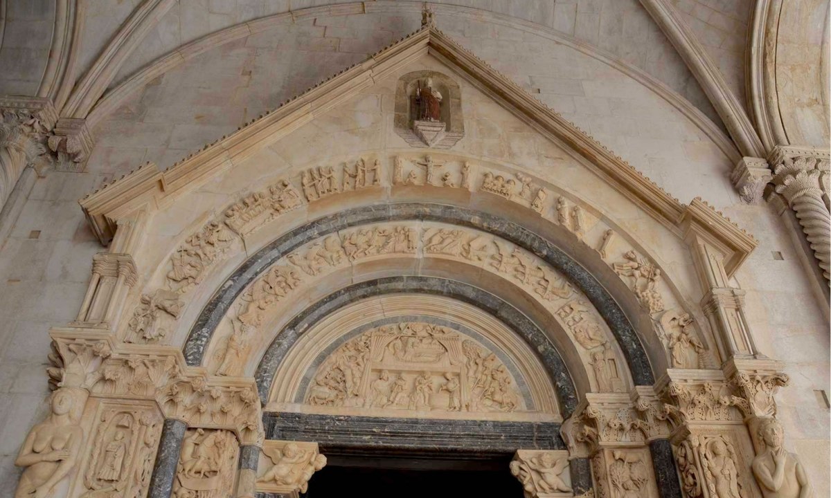 Maria z Dzieciątkiem w archiwolcie detal rzeźby Marii z Dzieciątkiem w archiwolcie portalu