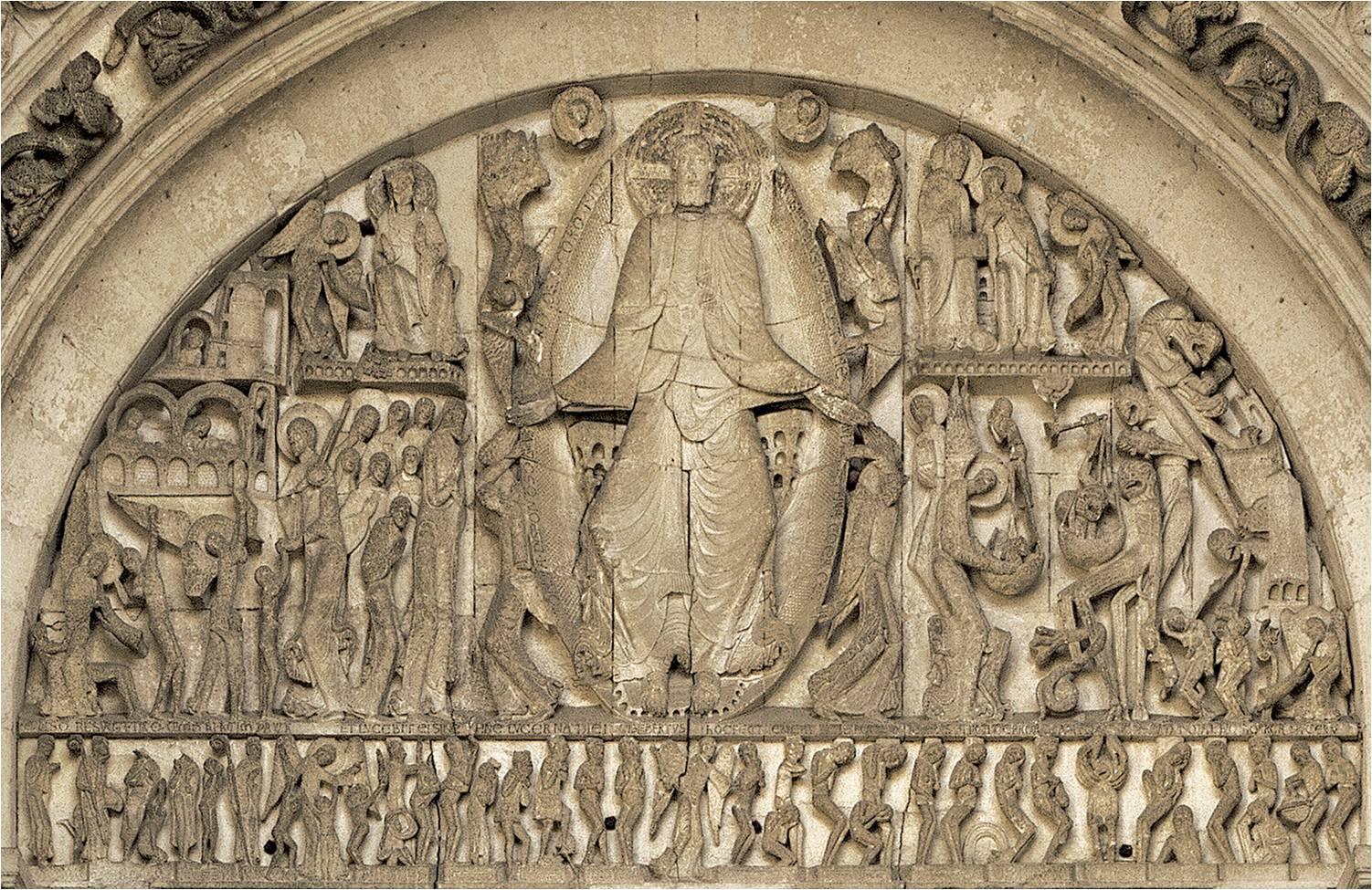 portal katedry z rzeźbionymi figurami Chrystusa apostołów i aniołów nad wejściem