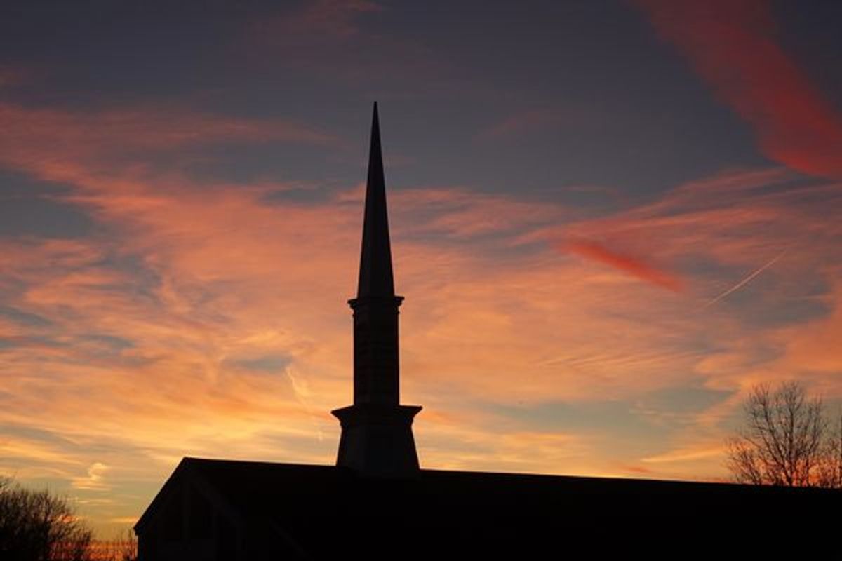 schody wewnątrz wysokiej wieży kościelnej ludzie wspinający się po spiralnych schodach wewnątrz wysokiej kościelnej wieży