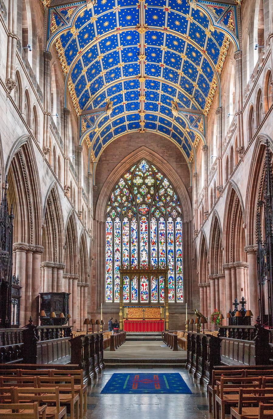 Rzeźbione tympanum portalu z figurami aniołów i świętych