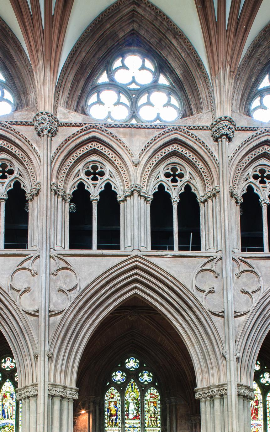 Wysokie ostre łuki wspornikowe w głównej nawie katedry gotyckiej