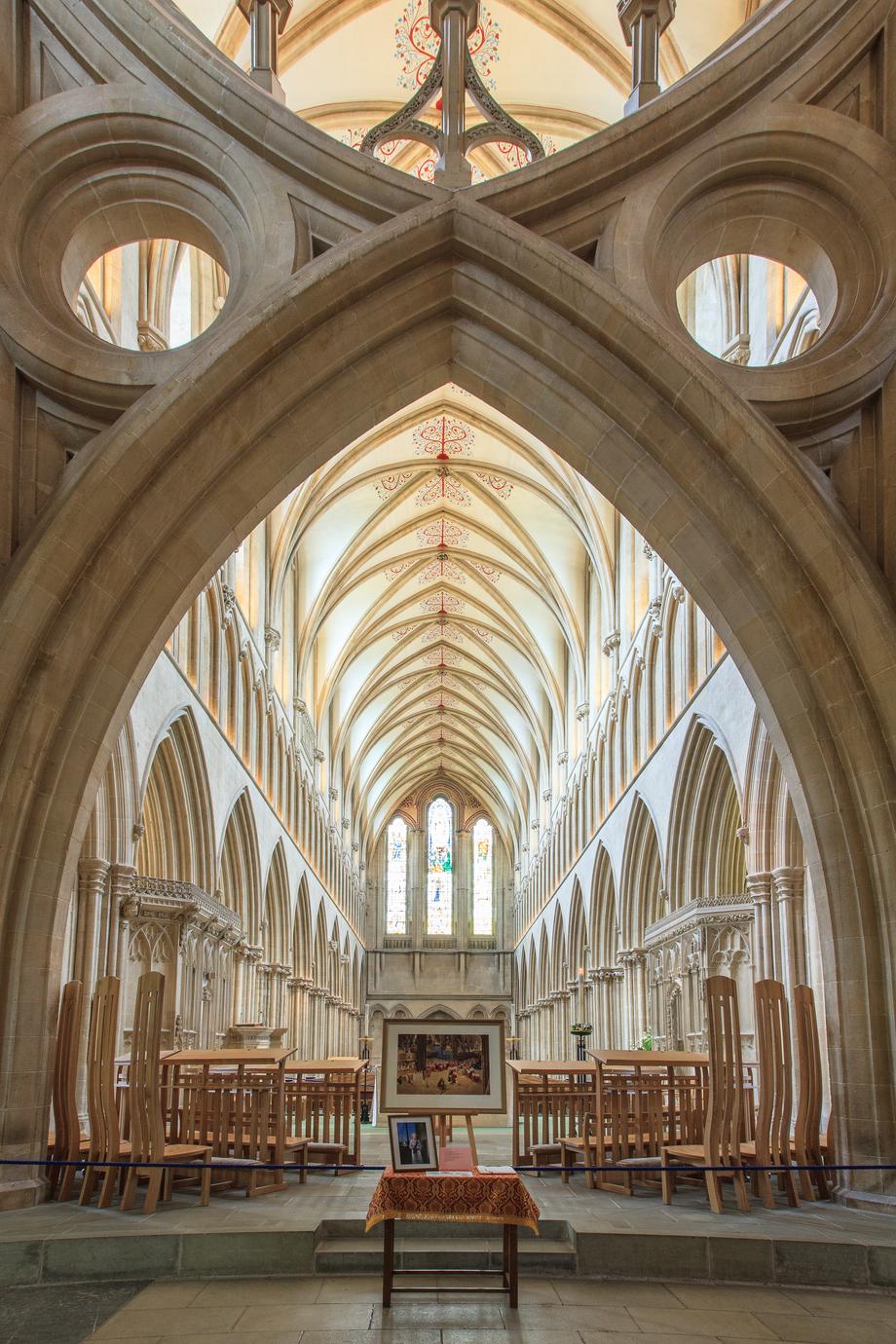 Wielka gotycka katedra z ostrymi łukami witrażami i przyporami skrętnymi