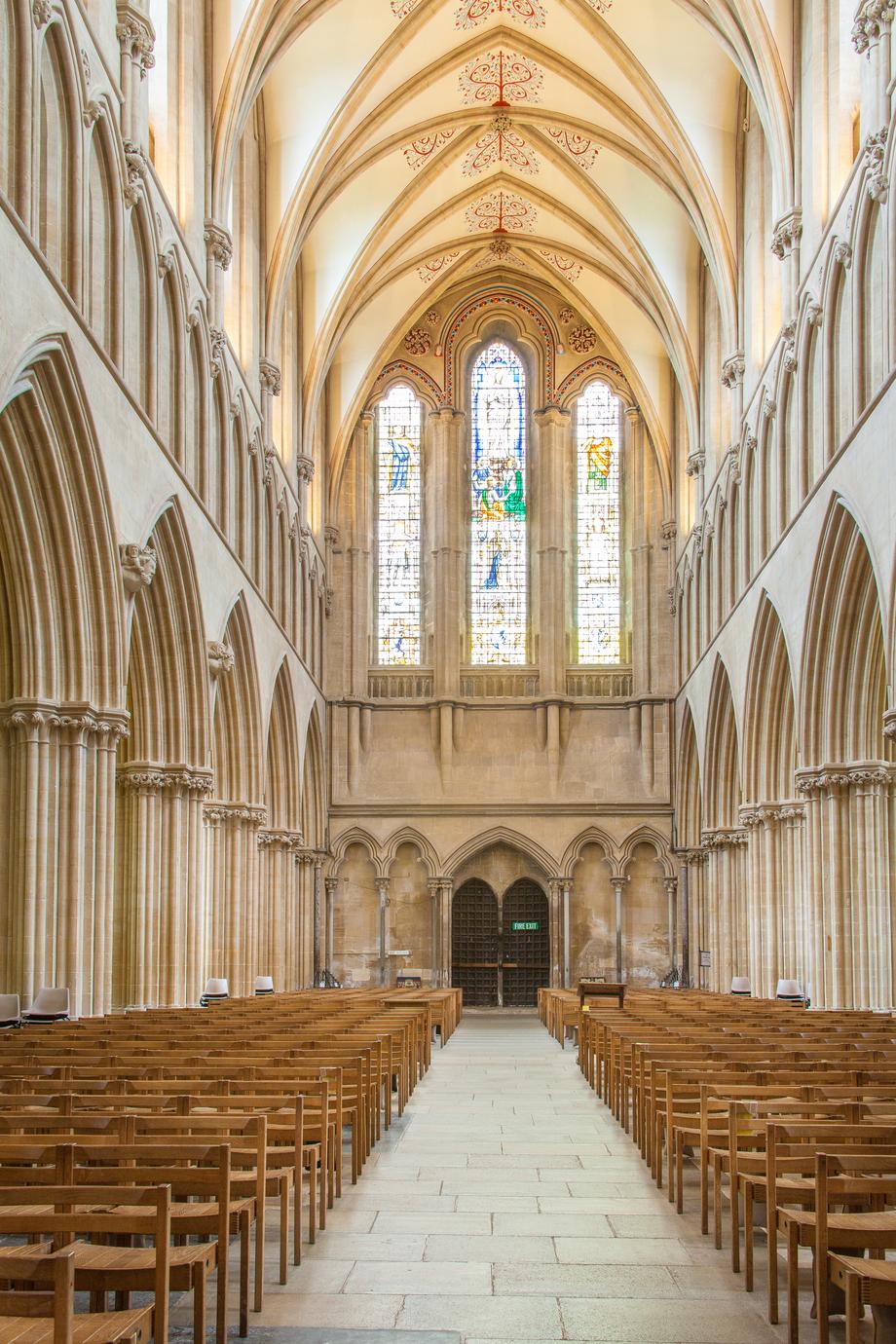 Smukła iglica z pinaklami zwieńczająca wieżę kościelną gotycką